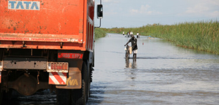 Flut Afrika: überschwemmte Strasse