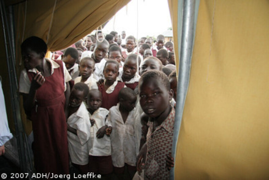 Flut Afrika: Schulkinder vor Zelt