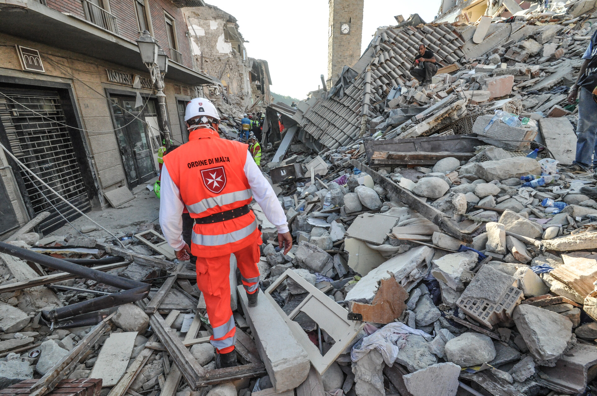 In Amatrice, eine Region in Italien, gab es ein Erdbeben. Helfer suchen nach verschütteten Menschen