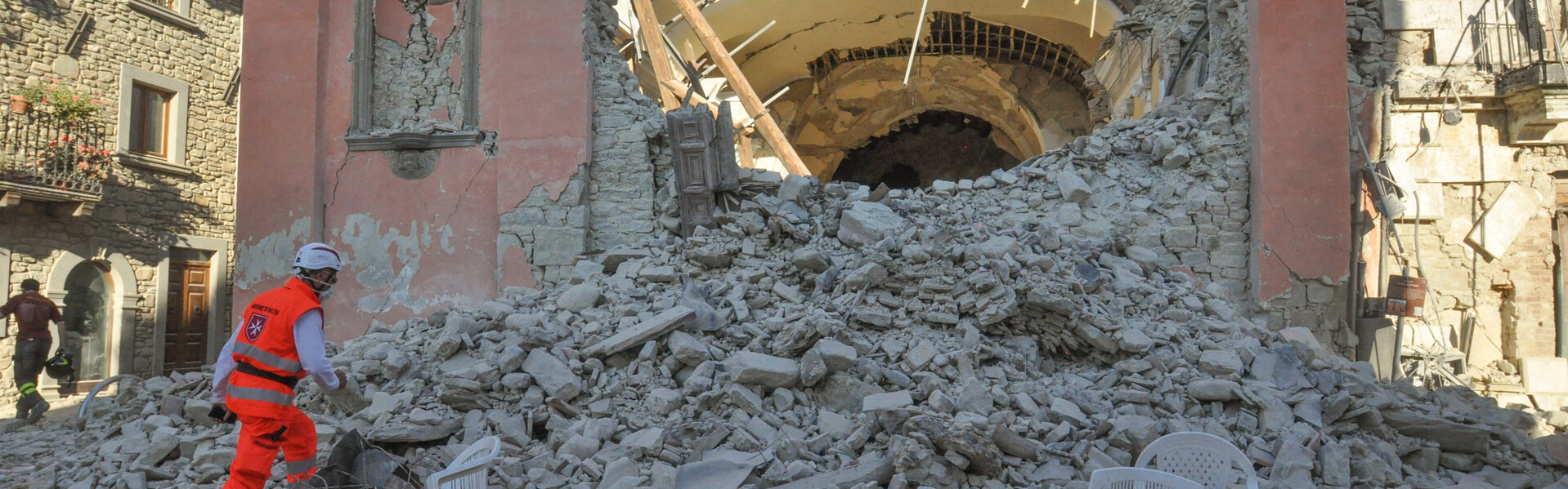 Ein Helfer steigt eine Ruine in Amatrice hoch