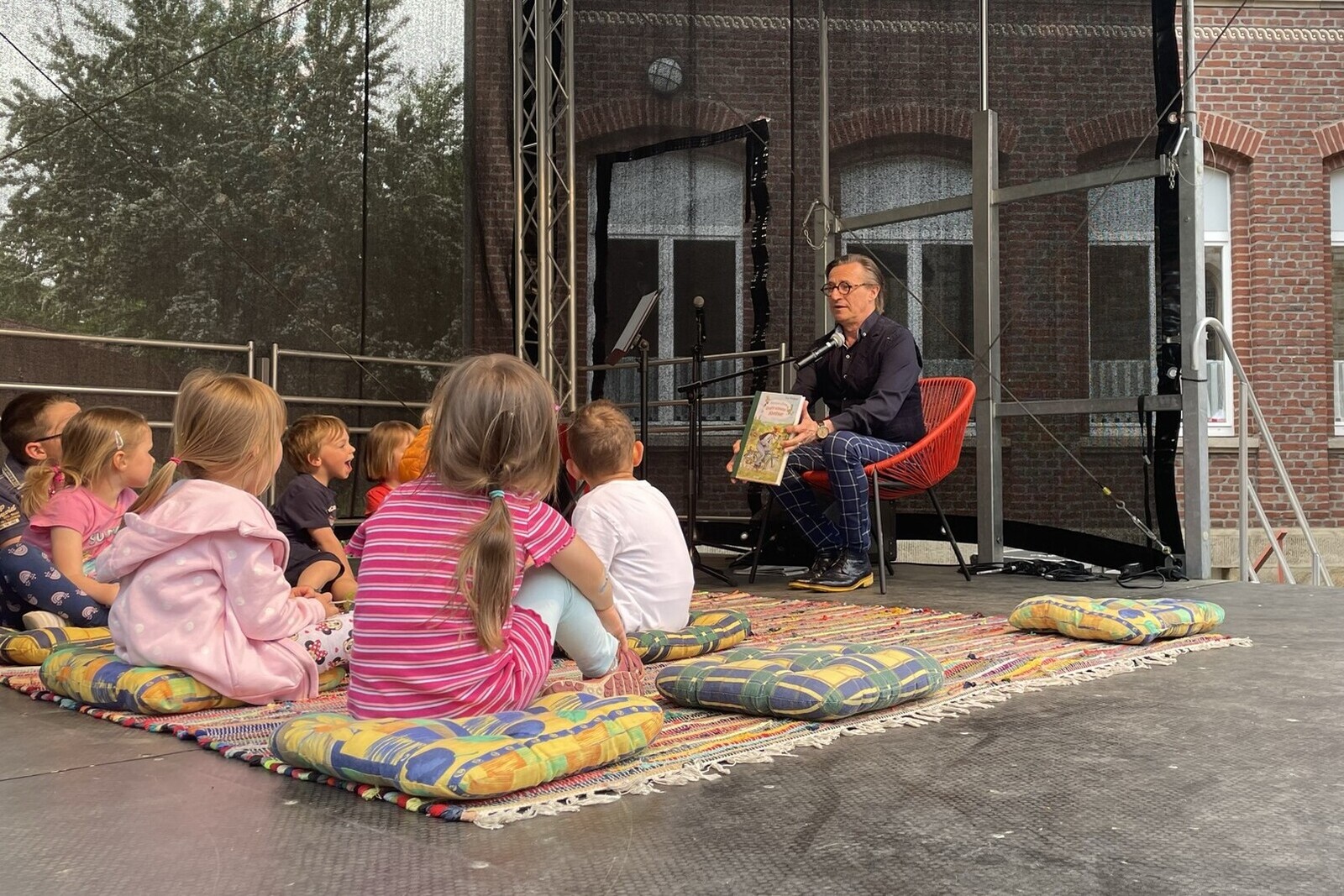 Kinder, deren Familien von der Flut 2021 betroffen sind, bei einem Theaterstück 