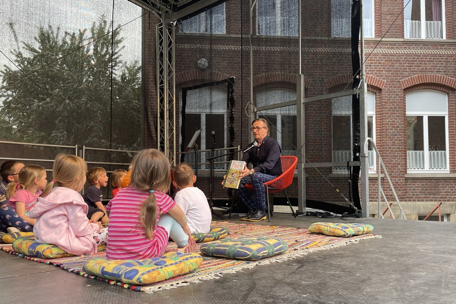 Kinder, deren Familien von der Flut 2021 betroffen sind, bei einem Theaterstück 
