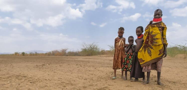 Menschen in Kenia stehen auf trockenem Land