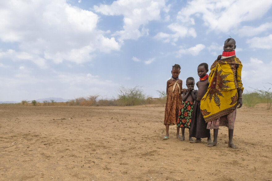 Menschen in Kenia und eine Ziege, die aufgrund der Trockenheit verendete