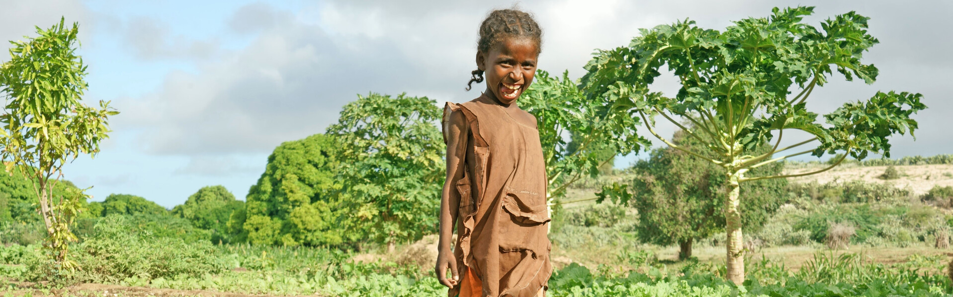 Ein Mädchen nimmt an einem Hilfsprojekt zur Förderung der Landwirtschaft in Madagaskar teil.