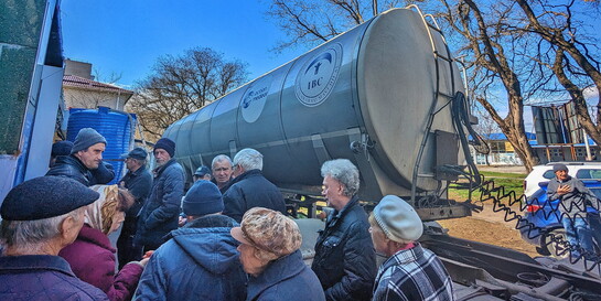 Menschen in Cherson an der Trinkwasserausgabestelle von action medeor und IBC