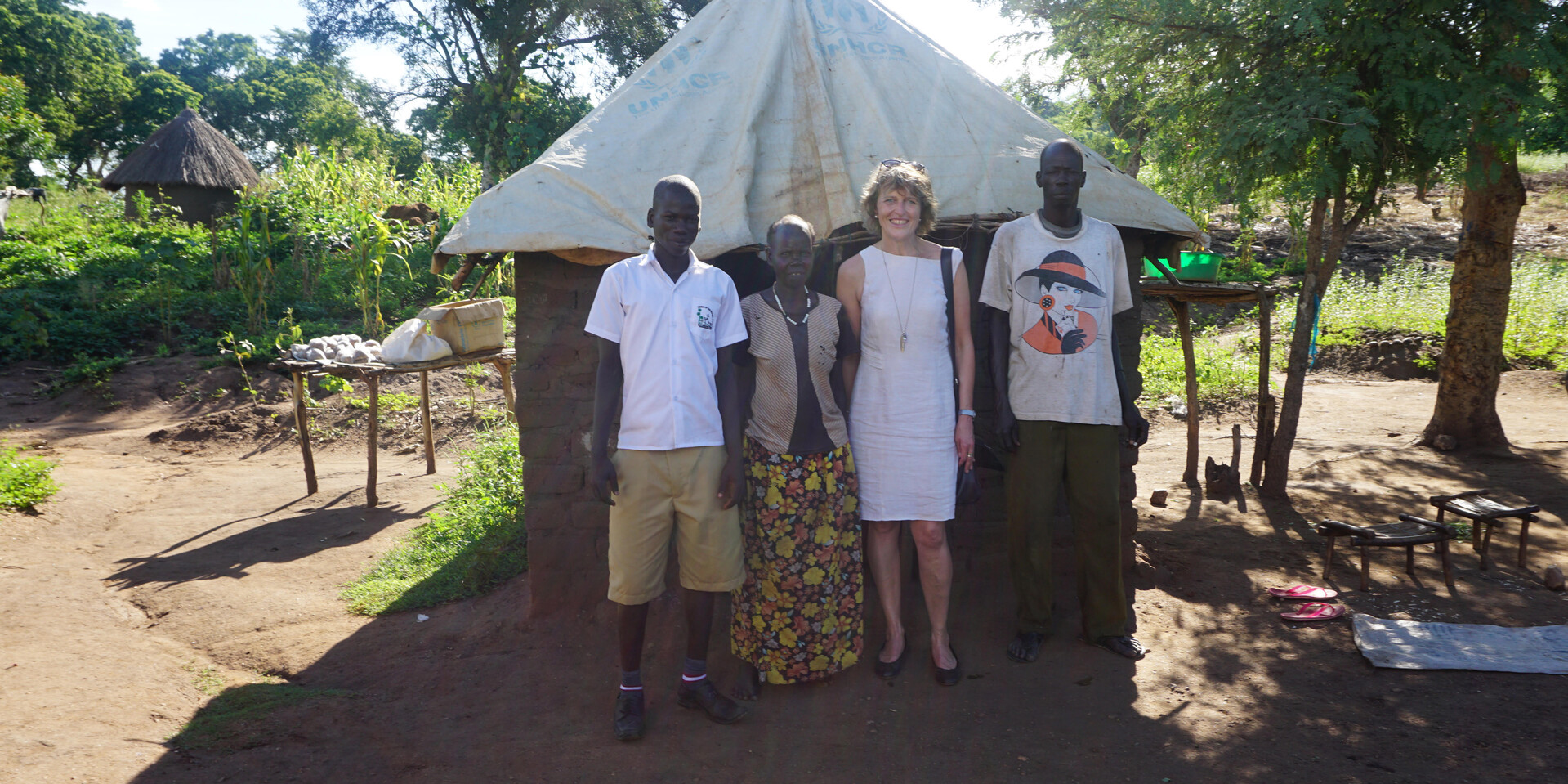 Thabo, seine Großeltern und Beate Tohmé, Geschäftsführerin Kinderhilfswerk Stiftung Global-Care Thabo, seine Großeltern und Beate Tohmé, Geschäftsführerin Kinderhilfswerk Stiftung Global-Care