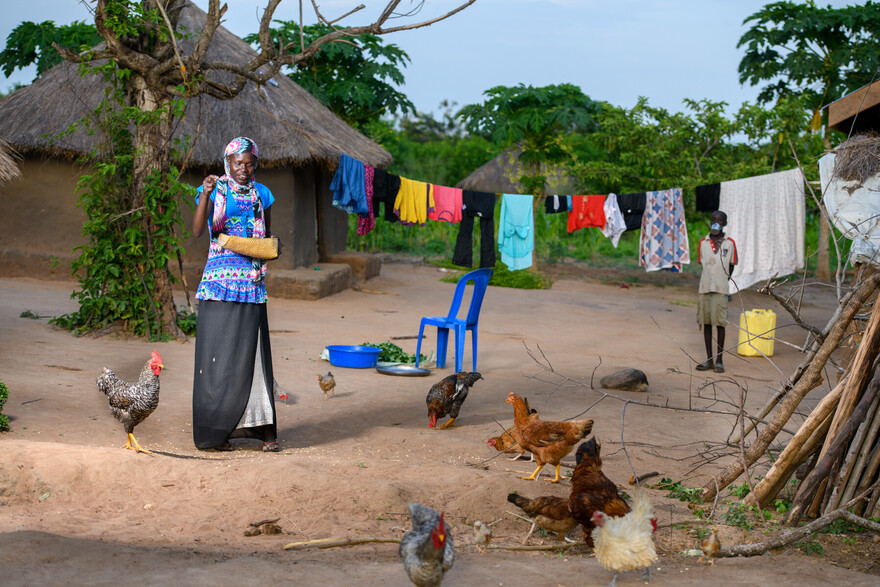 Die Landwirtin Edna auf ihrem Hof in Uganda Die Landwirtin Edna auf ihrem Hof in Uganda