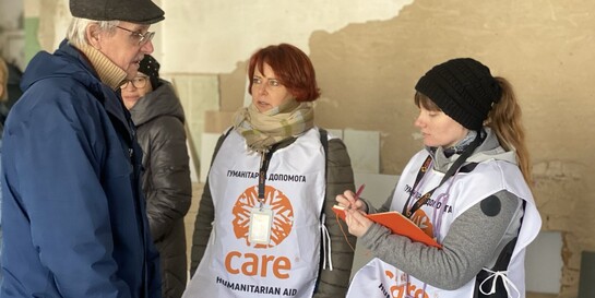 Drei Helferinnen von CARE sprechen mit einem Mann in der Ukraine