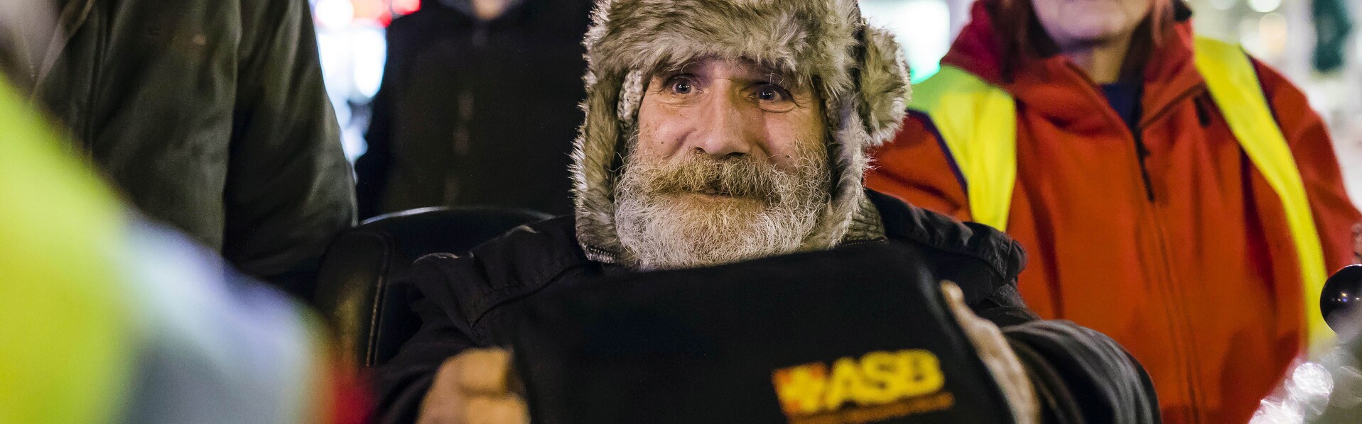 Der Arbeiter-Samariter-Bund verteilt Schlafsäcke und Hygienekits an obdachlose Menschen