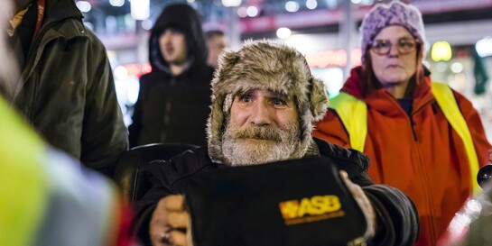 Der Arbeiter-Samariter-Bund verteilt Schlafsäcke und Hygienekits an obdachlose Menschen