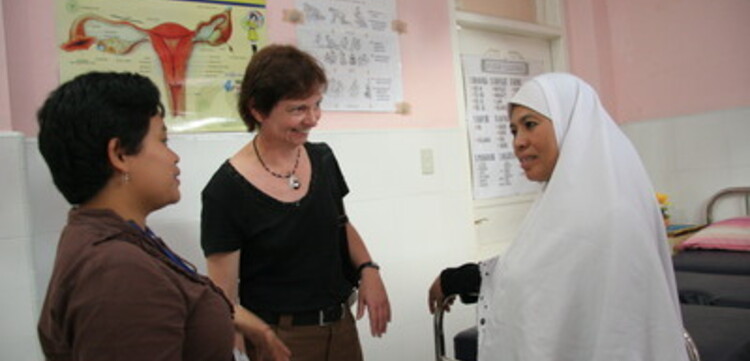 Tsunami-Hilfe Indonesien: Manuela Roßbach (Mitte, Geschäftsführerin ADH) lässt sich das Klinkkonzept von der Klinikleiterin (links) erläutern