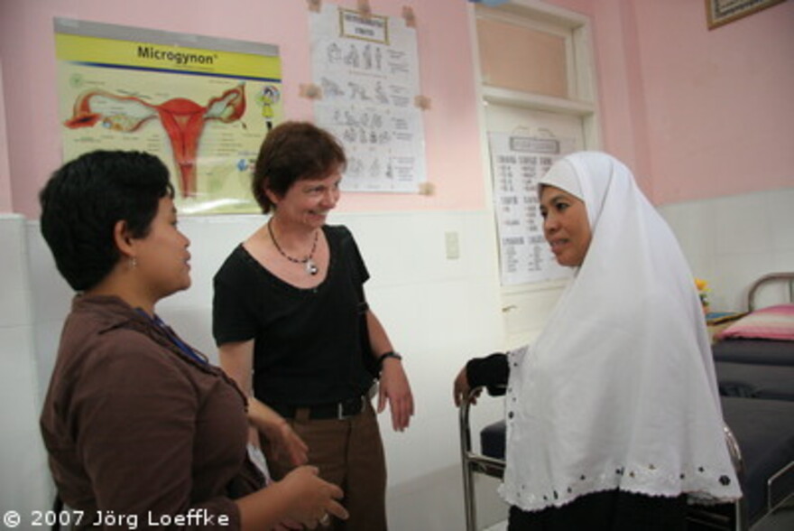 Tsunami-Hilfe Indonesien: Manuela Roßbach (Mitte, Geschäftsführerin ADH) lässt sich das Klinkkonzept von der Klinikleiterin (links) erläutern