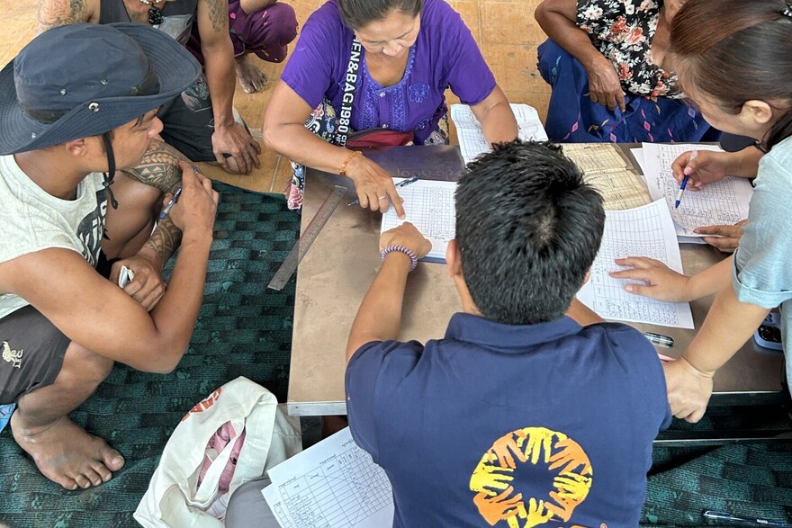 Ein Mitarbeiter von CARE beim Hilfseinsatz nach dem Erdbeben in Myanmar 