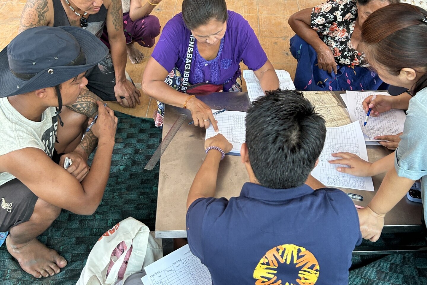 Ein Mitarbeiter von CARE beim Hilfseinsatz nach dem Erdbeben in Myanmar Ein Mitarbeiter von CARE beim Hilfseinsatz nach dem Erdbeben in Myanmar
