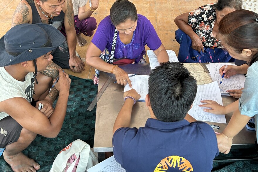 Ein Mitarbeiter von CARE beim Hilfseinsatz nach dem Erdbeben in Myanmar 