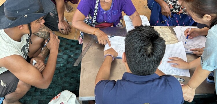 Ein Mitarbeiter von CARE beim Hilfseinsatz nach dem Erdbeben in Myanmar Ein Mitarbeiter von CARE beim Hilfseinsatz nach dem Erdbeben in Myanmar