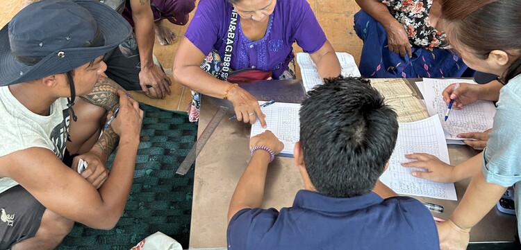 Ein Mitarbeiter von CARE beim Hilfseinsatz nach dem Erdbeben in Myanmar 