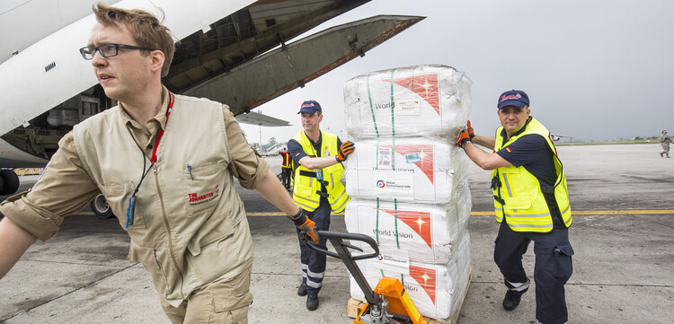 Nach dem schweren Erdbeben in Nepal startete ein Hilfsflug mit dringend benötigten Hilfsgütern Nach dem schweren Erdbeben in Nepal startete ein Hilfsflug mit dringend benötigten Hilfsgütern
