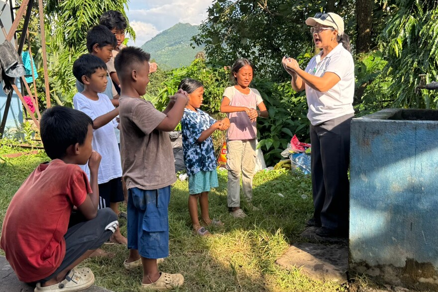 Eine Helferin zeigt Kindern nach der Flut in Nepal, wie sie sich richtig die Hände waschen können, um sich vor Krankheiten zu schützen