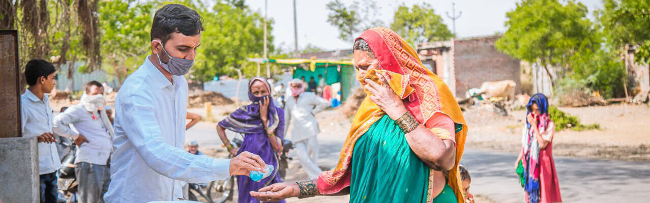 Corona-Nothilfe in Indien: Ein Helfer verteilt Desinfektionsmittel