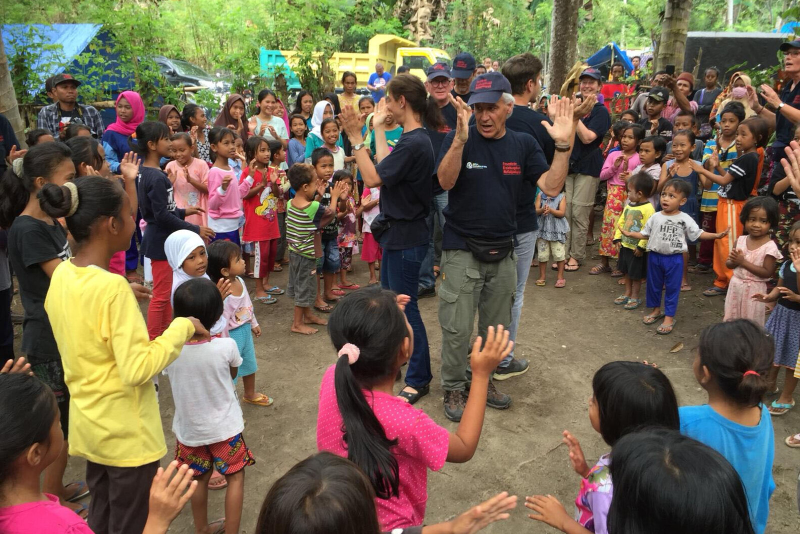 Nach den traumatischen Erlebnissen widmen sich Helfer den Mädchen und Jungen auf Sulawesi