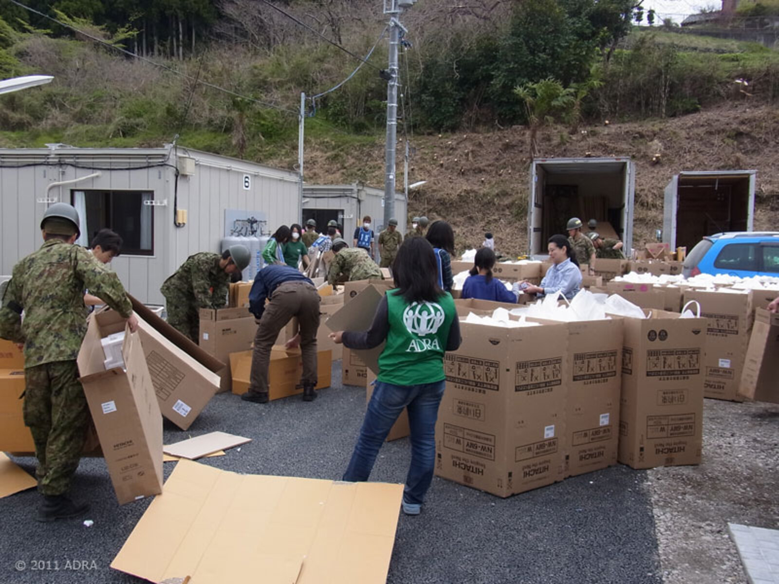 Noch am Tag des Erdbebens ist ADRA Japan im Krisengebiet aktiv und leistet Nothilfe. Ein Notlager für 150 Menschen wird eingerichtet und erste Hilfsgüter wie Plastikplanen und Nahrungsmittel werden an die Menschen verteilt. ADRA konzentriert seine Hilfe v