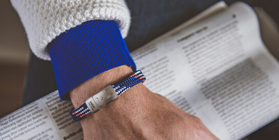 Spendenarmband aus recyceltem Meeresplastik von Embrace Concepts