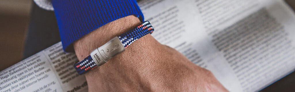 Spendenarmband aus recyceltem Meeresplastik von Embrace Concepts