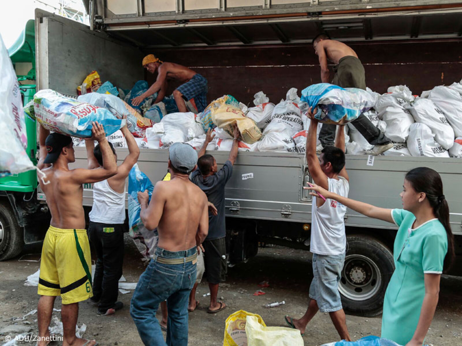 Mit 15 Kleinbussen und Lastwagen wurden Hilfsgüter in die entlegene Gegend gebracht