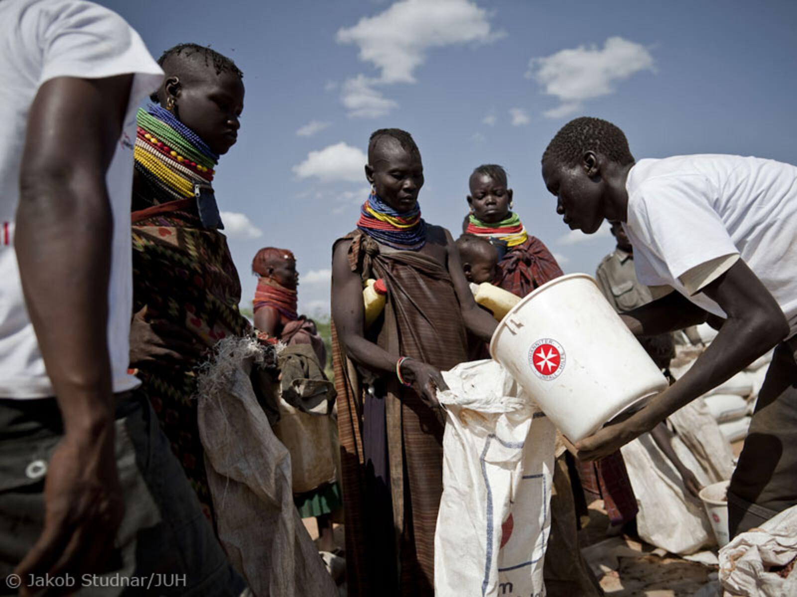 Die Johanniter und ihr Bündnispartner AWO International verteilen während der Hungersnot Nahrungsmittel und leisten medizinische Hilfe im Nordwesten Kenias.