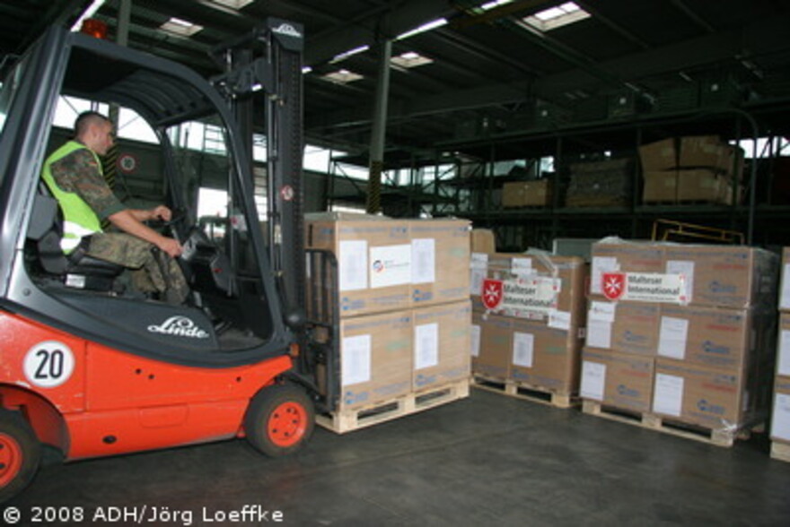 Zyklon in Birma: ADH Hilfsgüter werden zum Abtransport nach Birma verladen