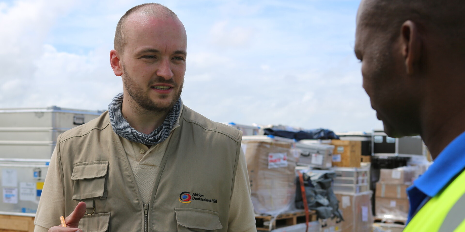 Leo Frey, Mitarbeiter von Aktion Deutschland Hilft, bei einem Hilfseinsatz in Mosambik 
