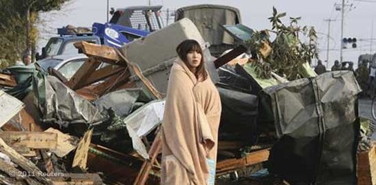 Erdbeben - Tsunami Japan, Eine Frau steht vor Trümmern