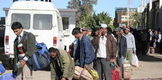 Unruhen in Libyen, Flüchtlinge stehen Schlange an einem Bus