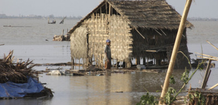 Zyklon Myanmar: zerstörtes Haus in Fluten