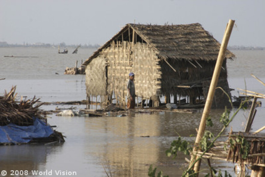 Zyklon Myanmar: zerstörtes Haus in Fluten