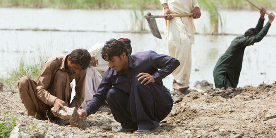 Hochwasser Pakistan Männer Feldarbeit Planzen