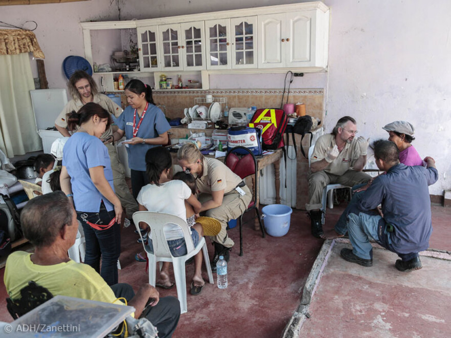 In provisorischen Behandlungsräumen leisten die Mitarbeiter dringend benötigte medizinische Hilfe