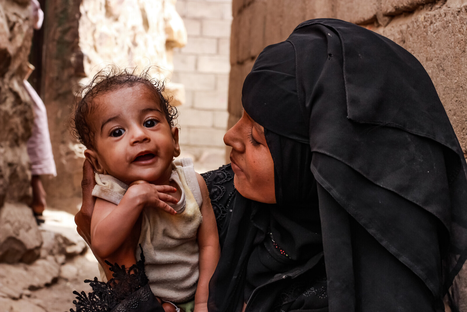 Frau mit Baby im Jemen