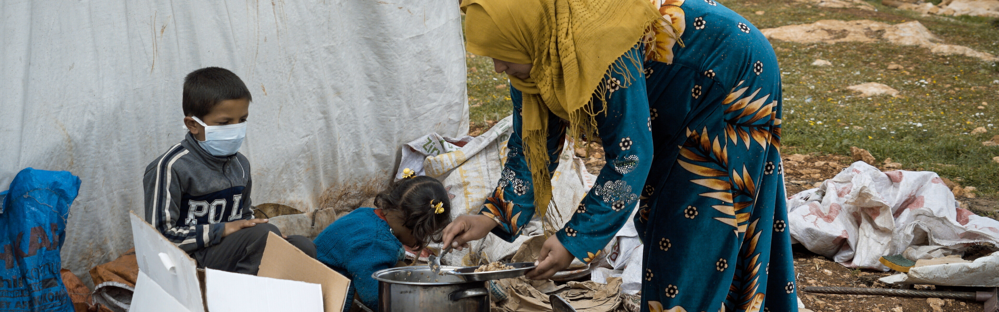 Frau und Kinder, die als Binnenvertriebene in einer Notunterkunft in Syrien leben (Symbolbild)