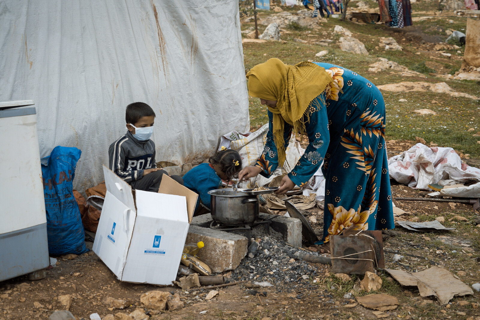 Frau und Kinder, die als Binnenvertriebene in einer Notunterkunft in Syrien leben (Symbolbild)
