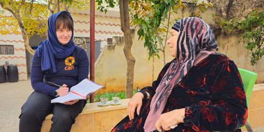 CARE-Reporterin Sarah Easter spricht mit einer Frau aus Syrien