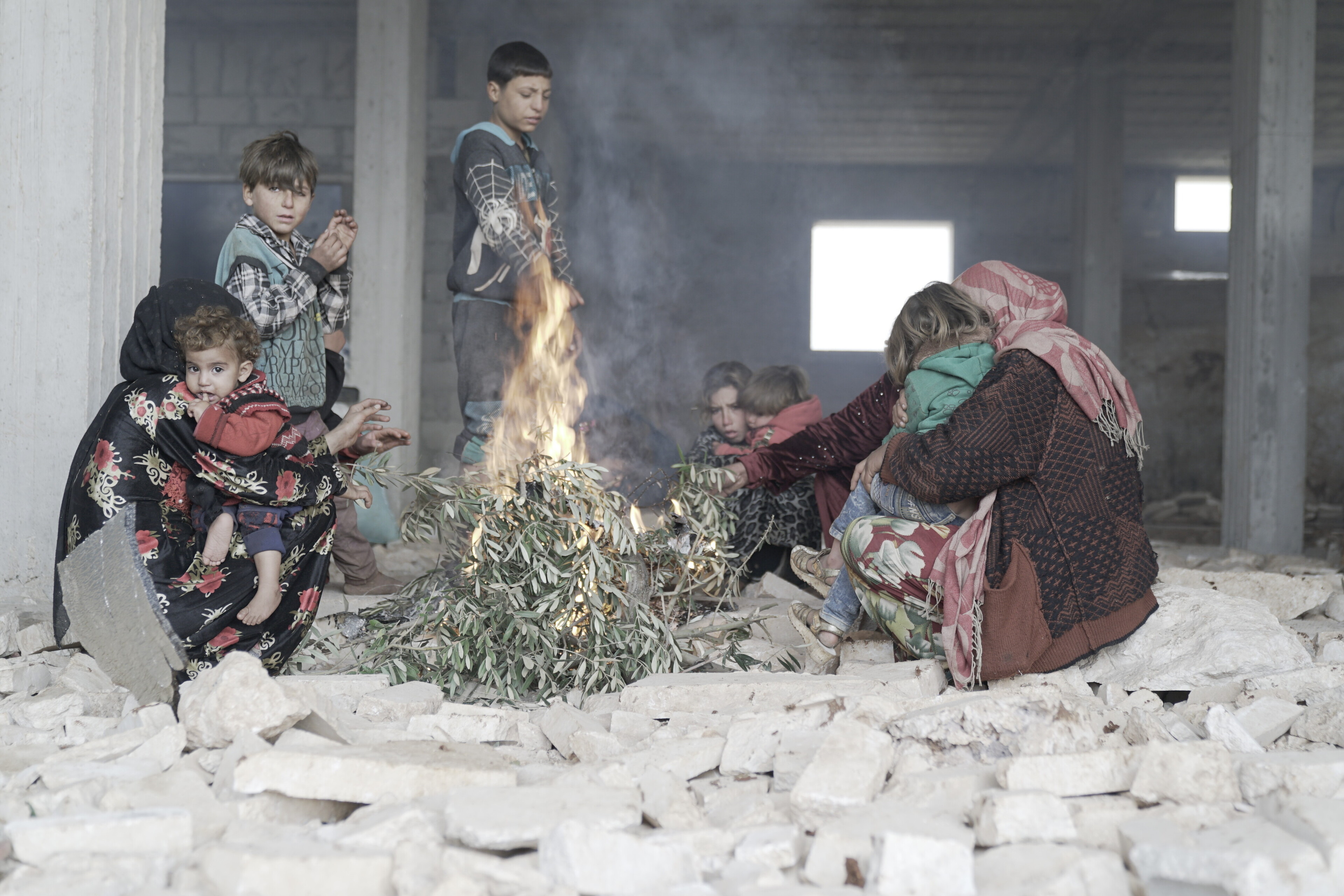 Familien auf der Flucht in einer provisorischen Unterkunft in Syrien Familien auf der Flucht in einer provisorischen Unterkunft in Syrien