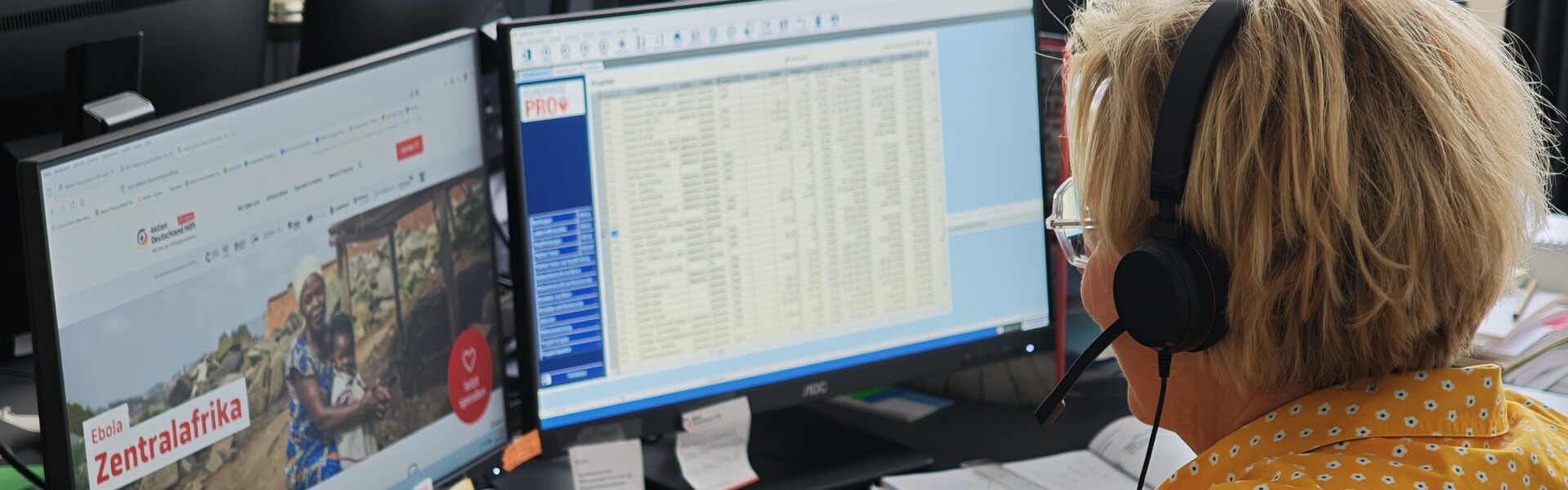 Eine Mitarbeiterin von Aktion Deutschland Hilft telefoniert im Spendenservice