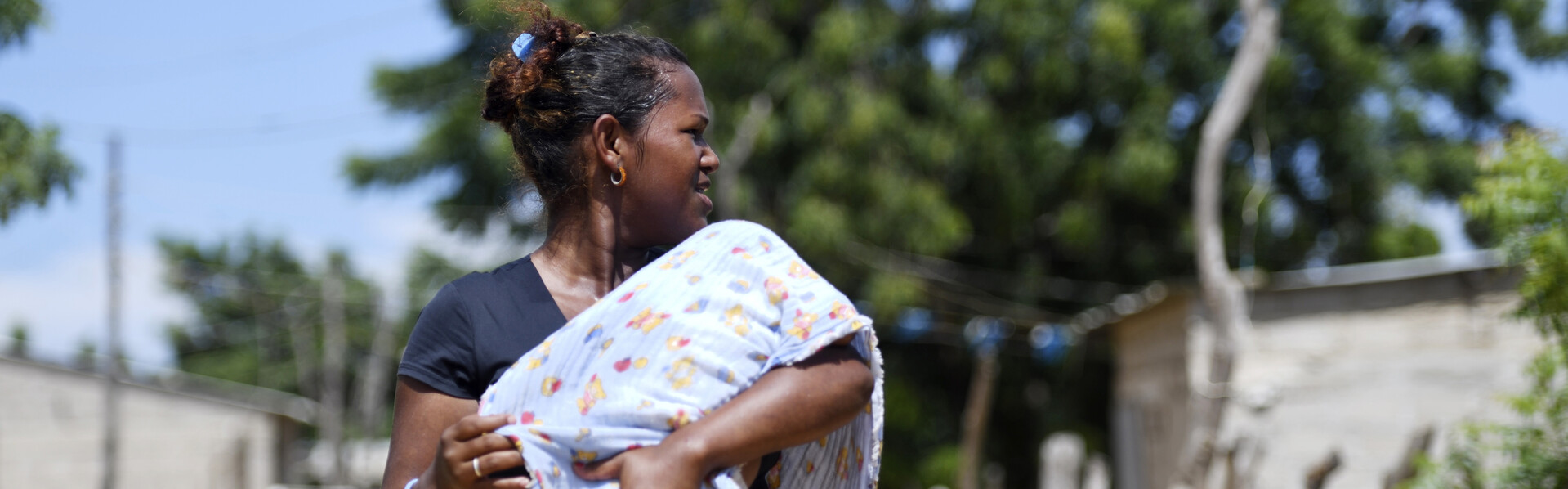 Eine Frau aus Venezuela hält ihr Kind im Arm