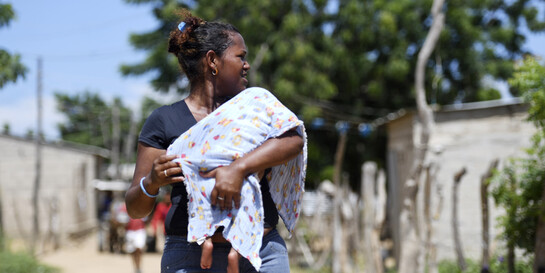 Eine Frau aus Venezuela hält ihr Kind im Arm