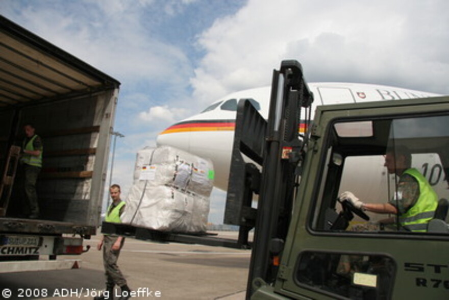 Zyklon in Birma: ADH Hilfsgüter werden zum Abtransport nach Birma verladen