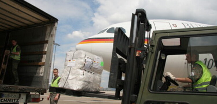 Zyklon in Birma: ADH Hilfsgüter werden zum Abtransport nach Birma verladen