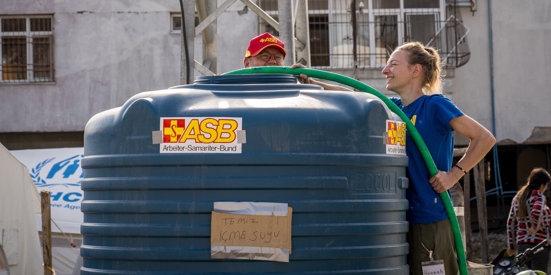 Hannah Egger befüllt den Wassertank Hannah Egger befüllt den Wassertank